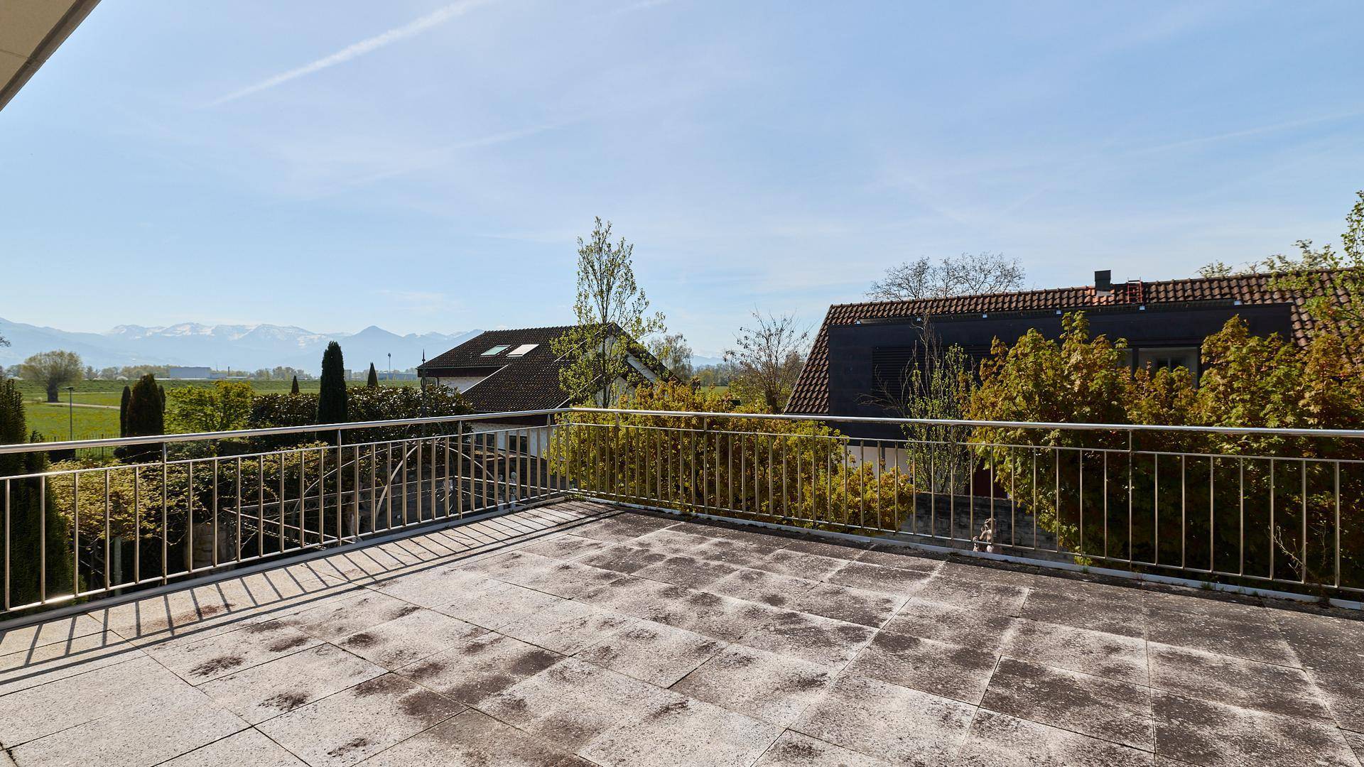 Große Dachterrasse mit weitem Blick über die Landschaft und die Berge.