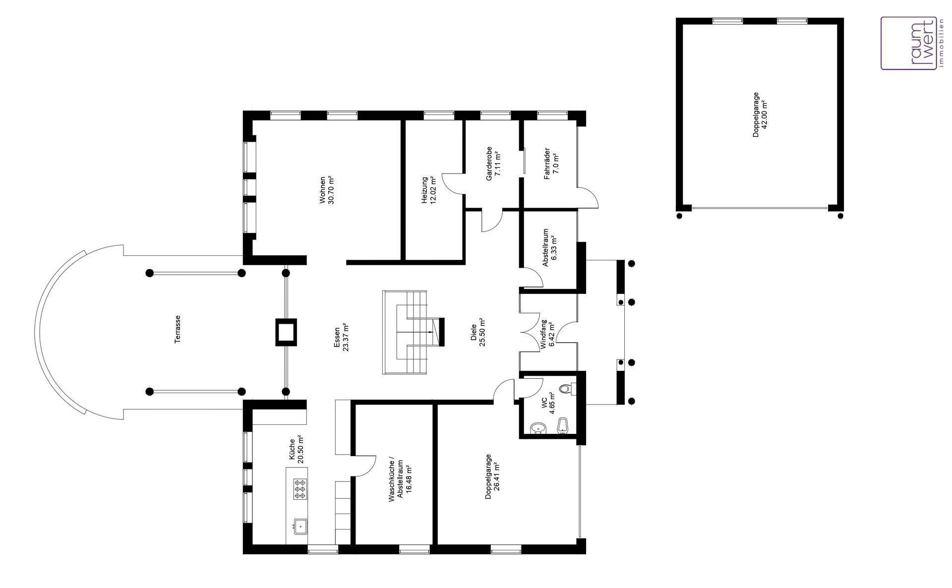 Grundriss des Erdgeschosses mit offener Küche, Essbereich und Terrasse.