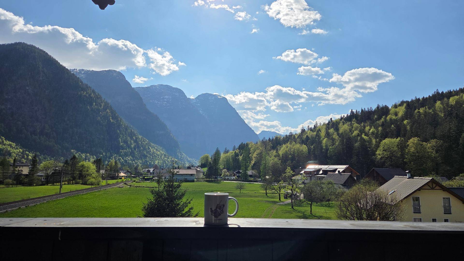 Großzügiges Wohnhaus mit Panoramablick und 3 separaten Wohnebenen in Obertraun – pohled 2