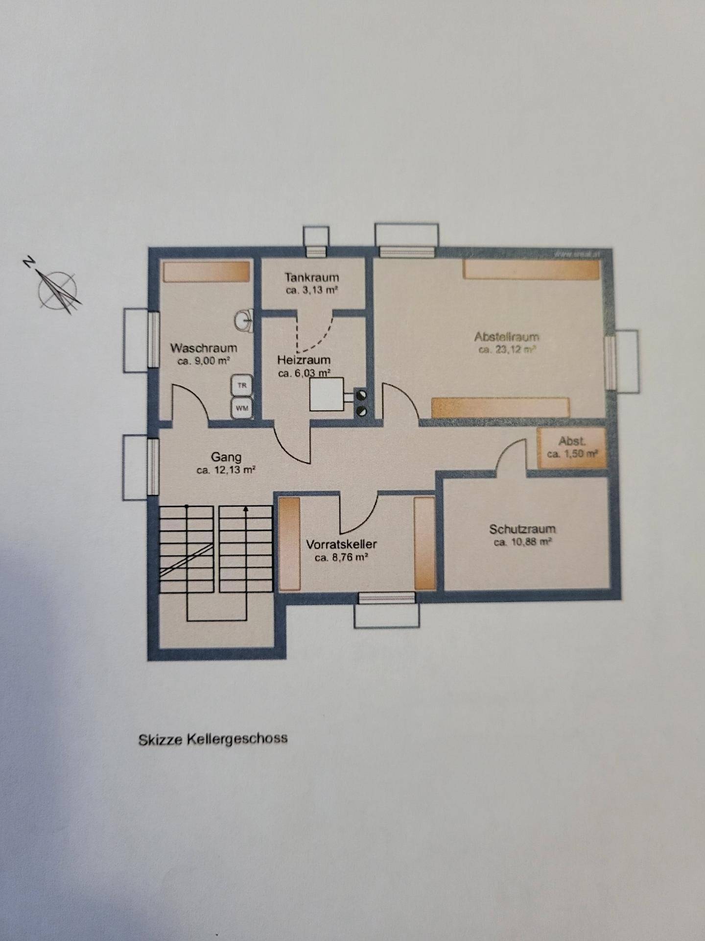 Grundriss des Kellergeschosses mit Waschküche, Heizraum und verschiedenen Abstellräumen.