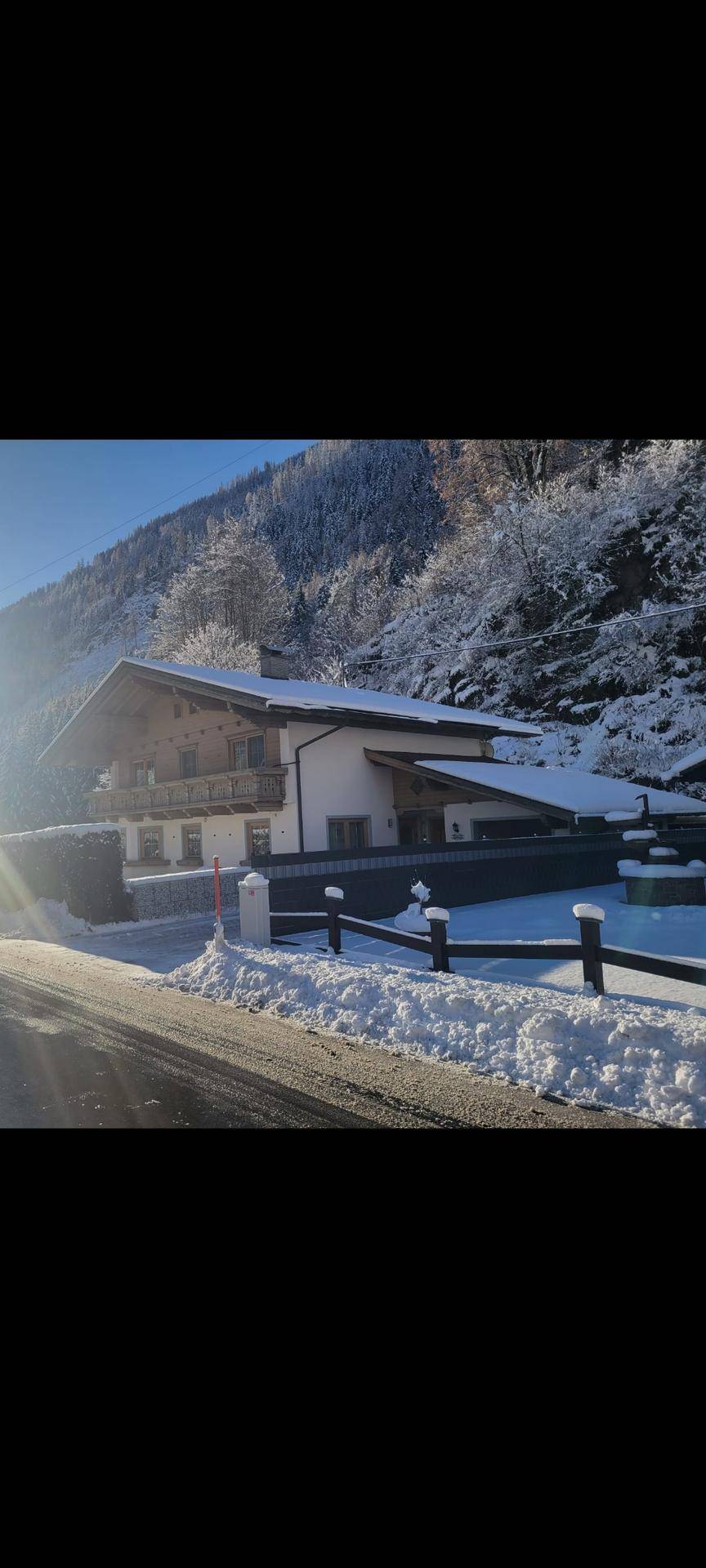 Winterliche Ansicht des Hauses mit verschneiter Umgebung und sonnigem Wetter.