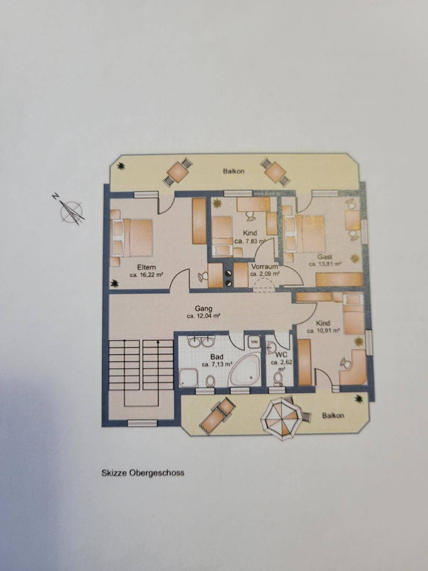 Grundriss des Obergeschosses mit Schlafzimmern, Bad, WC und zwei Balkonen.