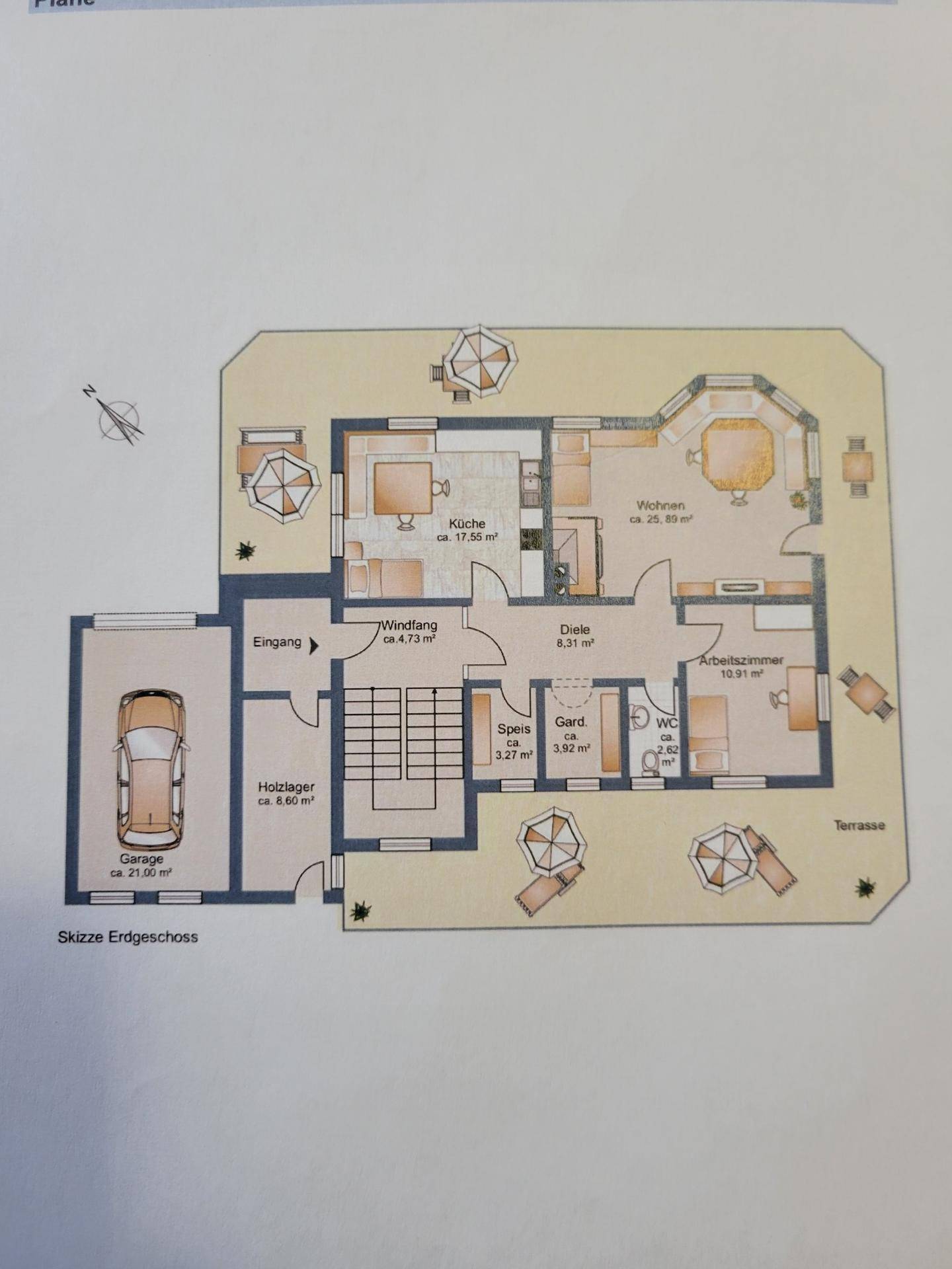 Grundriss des Erdgeschosses mit Küche, Wohnzimmer, Arbeitszimmer, Garage und Terrasse.