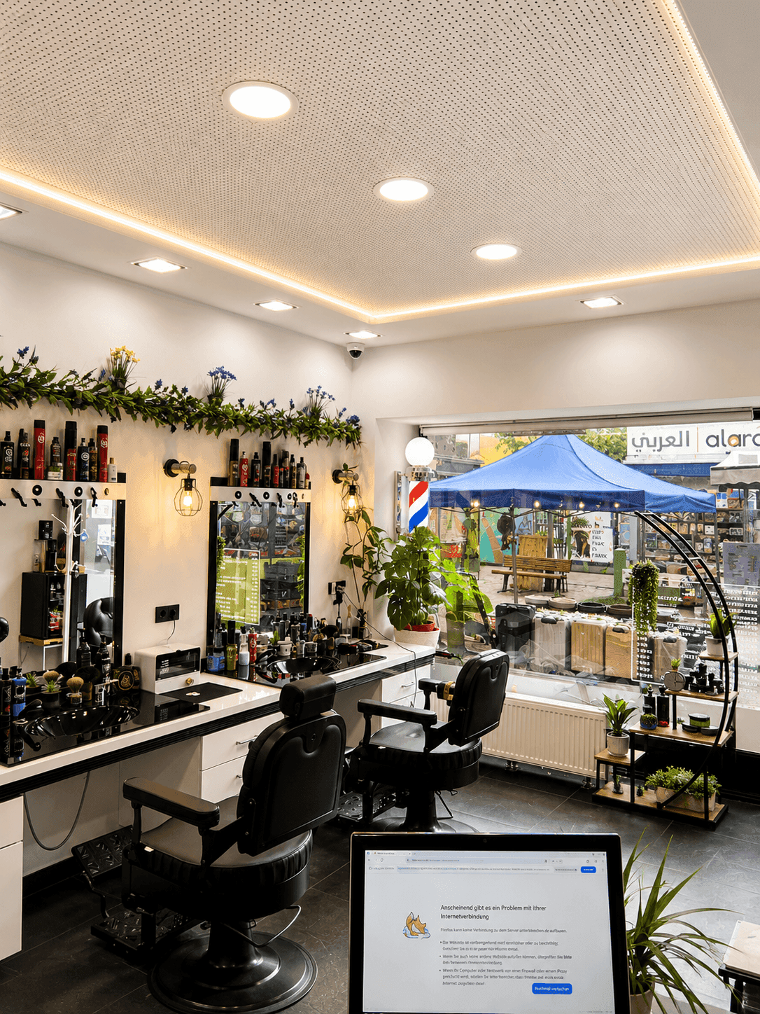 Innenansicht des Friseursalons mit Bedienplätzen, Deckenbeleuchtung und Blick auf den Außenbereich.