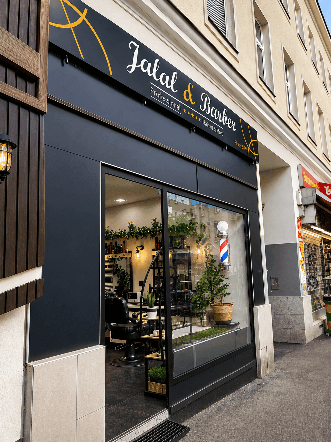 Seitenansicht der Ladenfront mit großen Fenstern, die Einblick in den modernen Friseursalon gewähren.