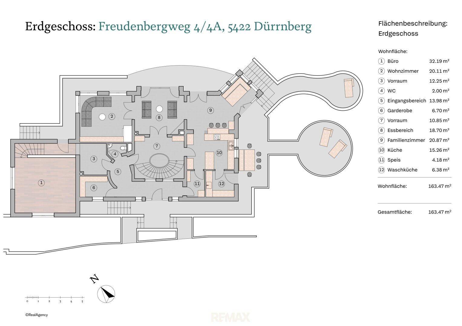 Grundriss des Erdgeschosses mit offenem Wohnbereich, Büro und Zugang zu Terrassen.