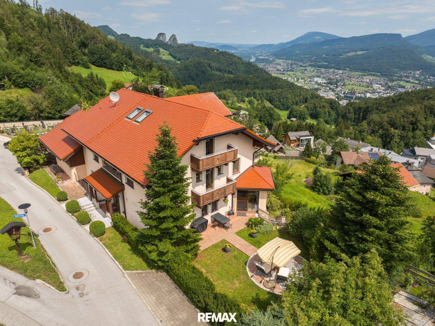 Weitläufiges Anwesen mit Panoramablick auf die umliegende Landschaft und das Tal.