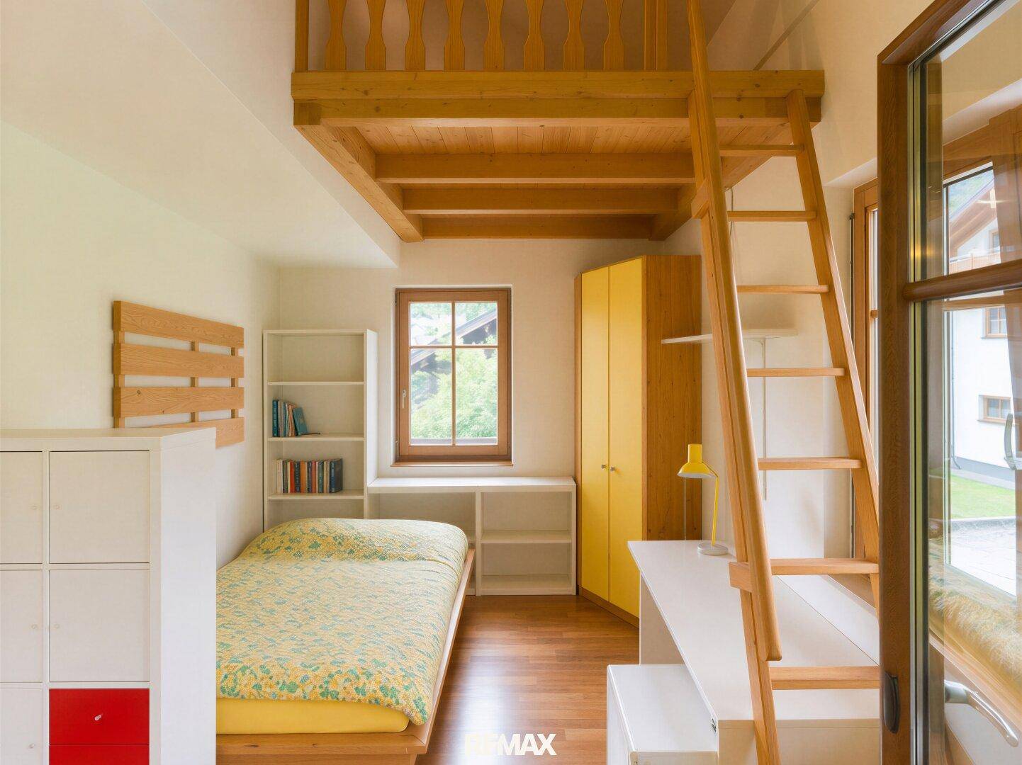 Helles Kinderzimmer mit Hochbett, Schreibtisch und Stauraum, ideal für junge Bewohner.