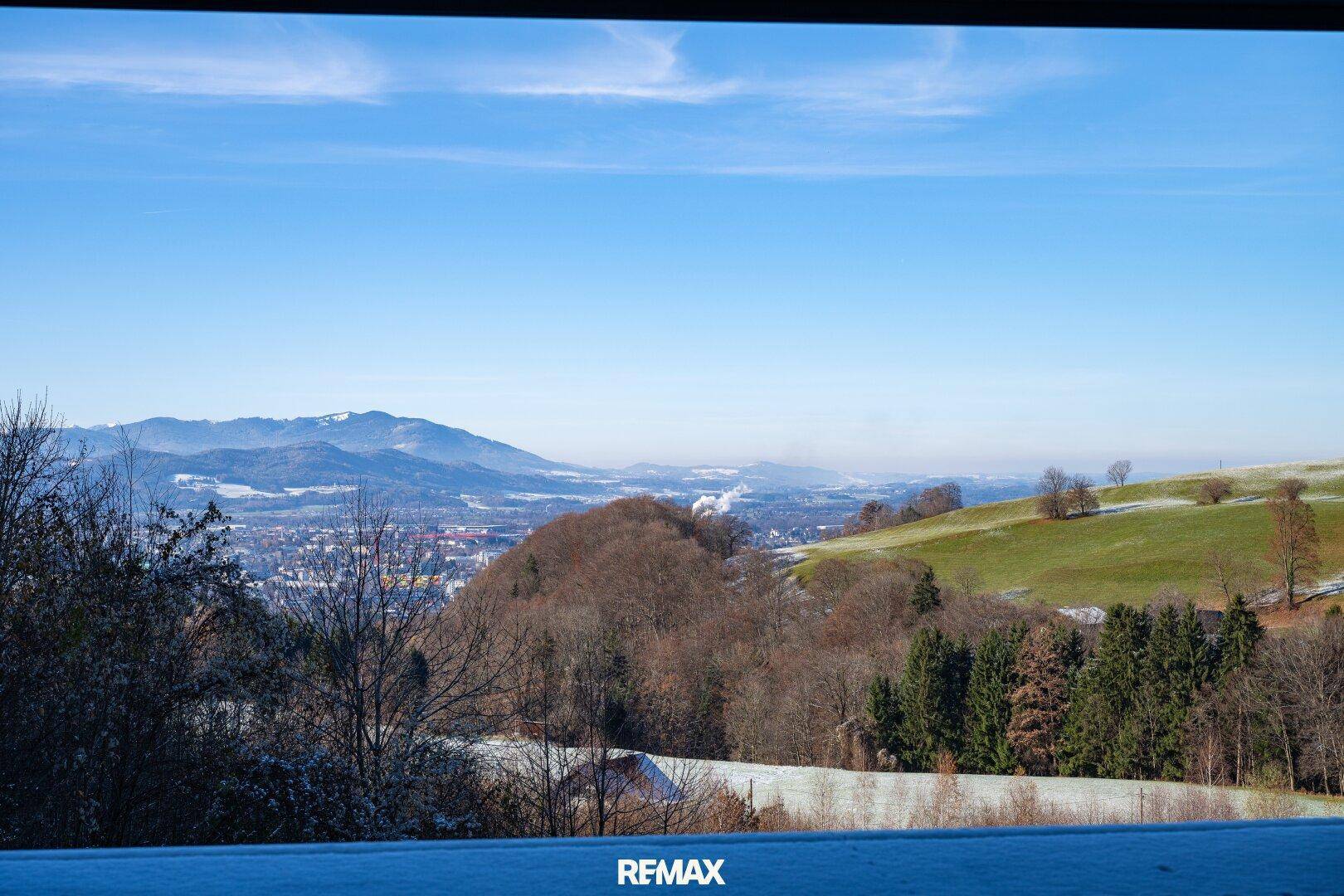 Atemberaubender Panoramablick über die verschneite Landschaft, Hügel und ferne Berge.