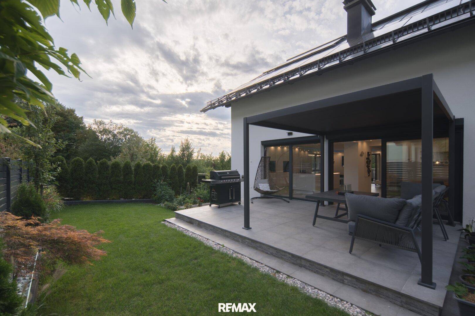Terrasse mit Pergola und Gartenblick