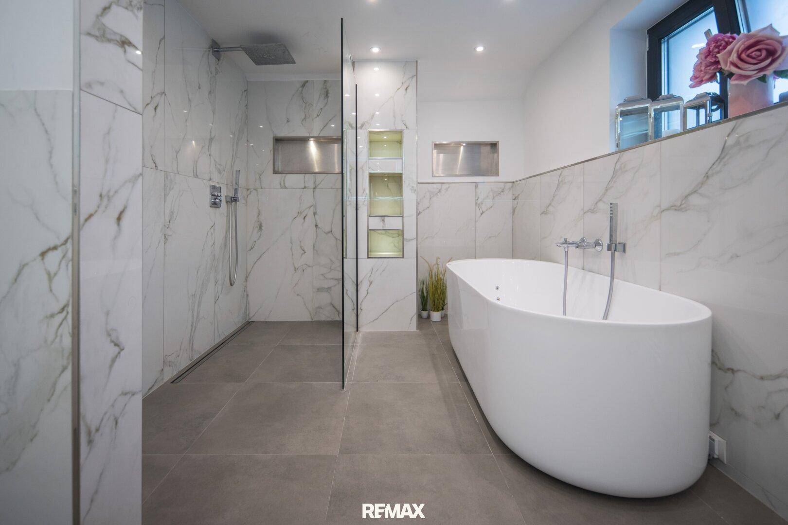 Innenansicht des Badezimmers mit freistehender Badewanne