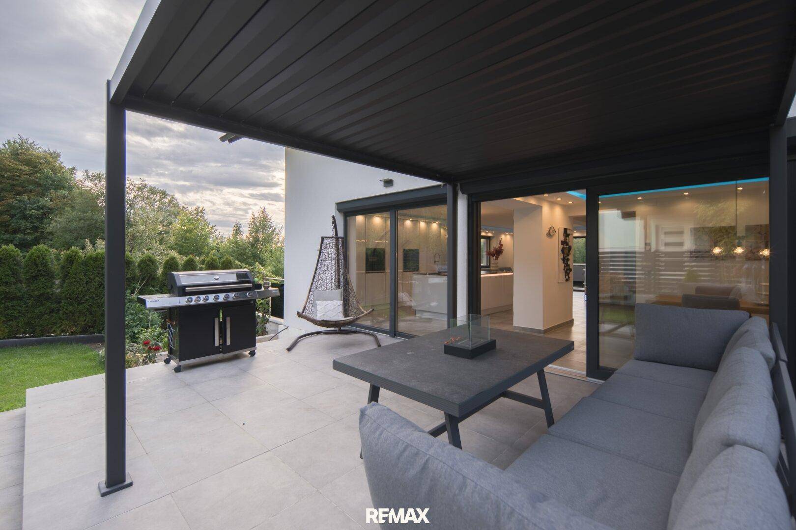 Überdachte Terrasse mit Blick in den Wohnbereich