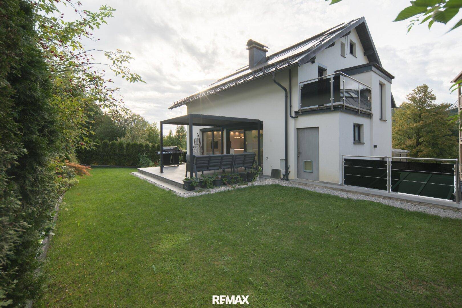 Gartenansicht mit Rasenfläche und Terrasse