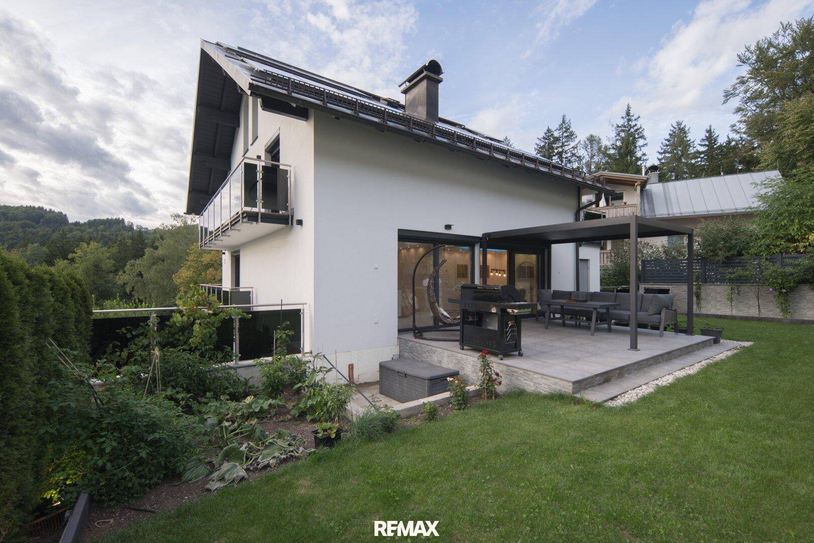 Außenansicht der Gartenseite mit Terrasse