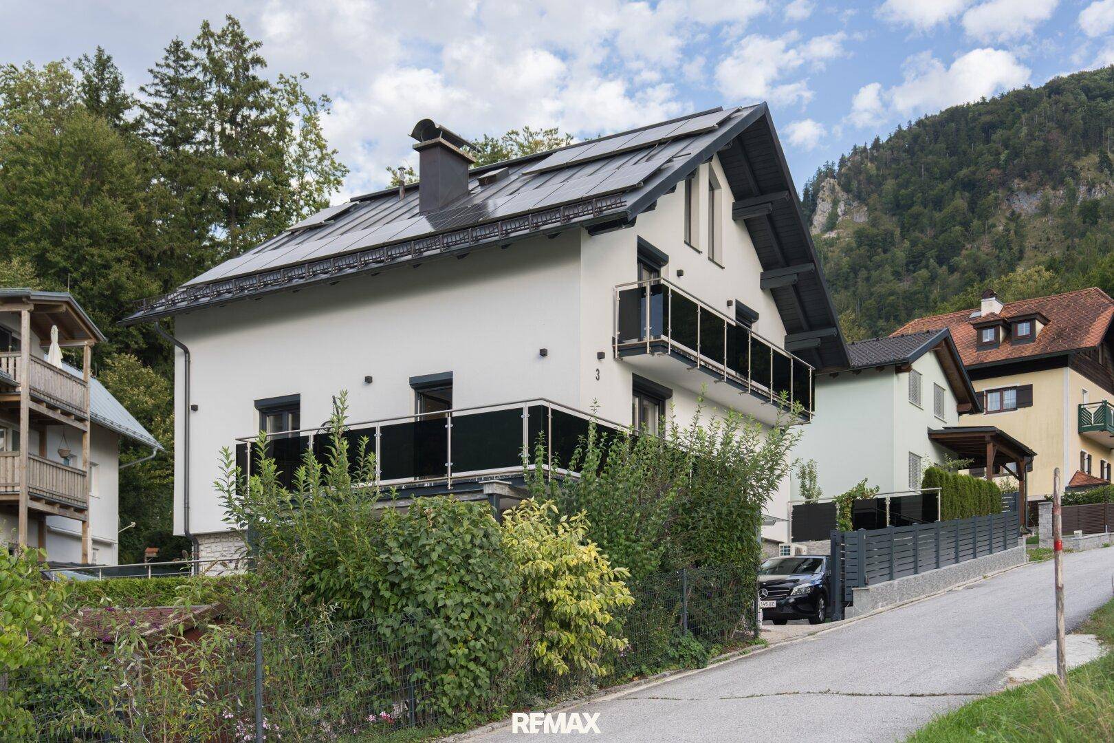 Außenansicht des Gebäudes von der Zufahrt