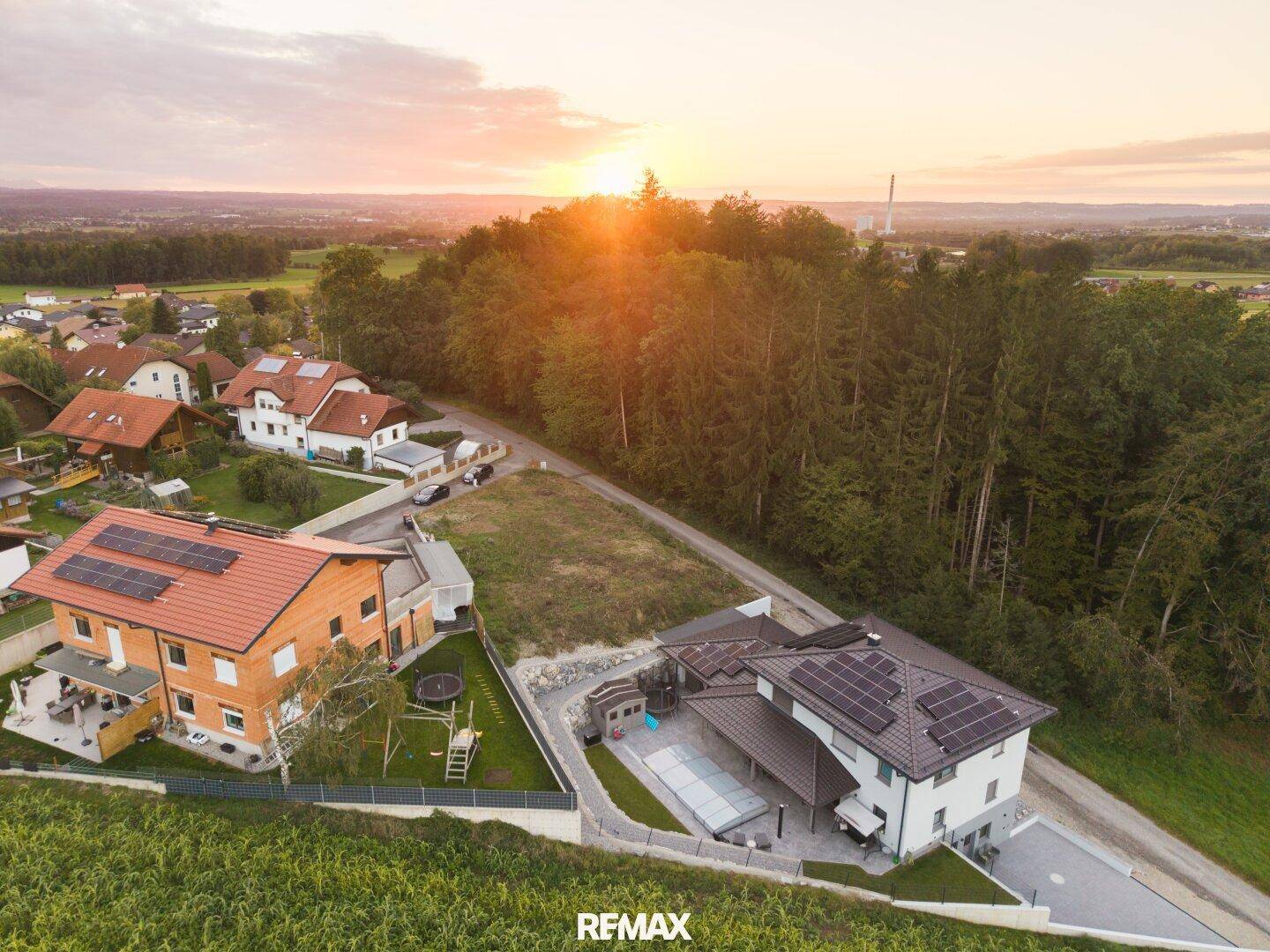 Ansicht Grundstück mit Umgebung bei Abendperspektive