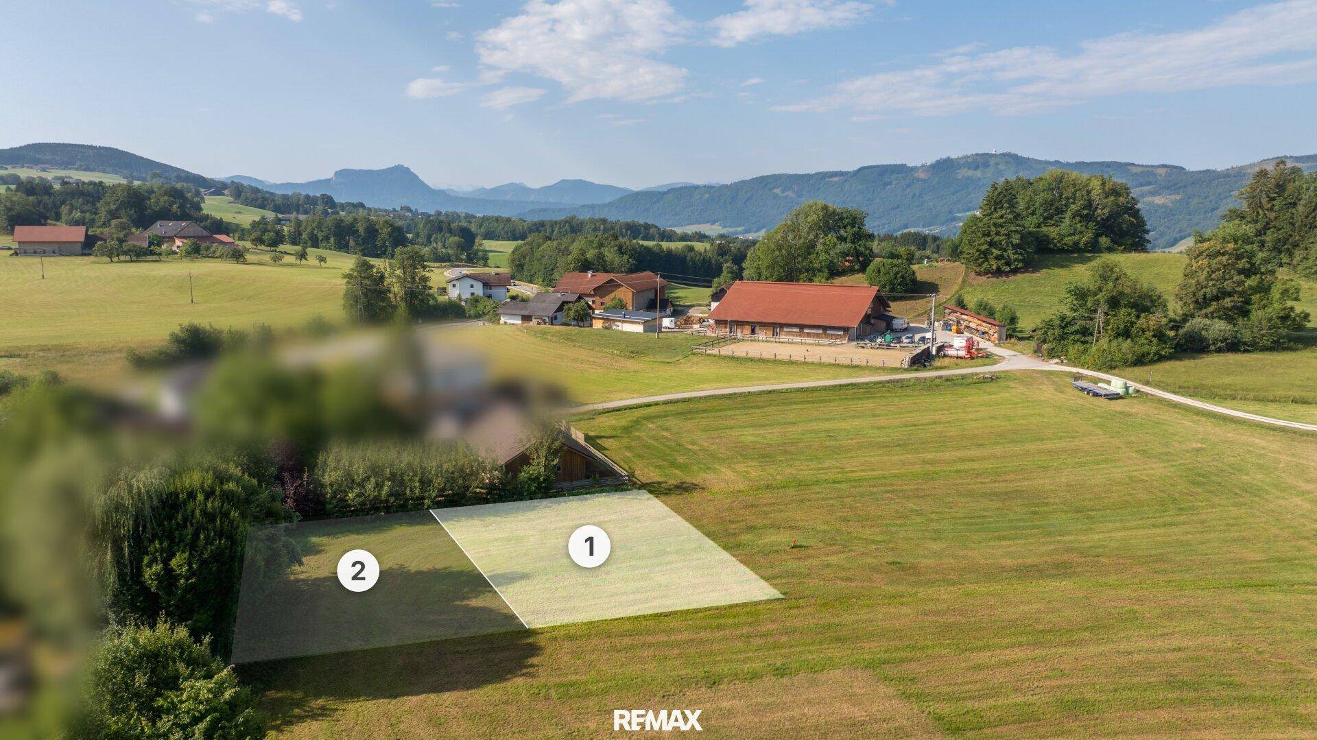 Luftaufnahme eines sonnigen Grundstücks in ländlicher Umgebung mit weitem Blick auf die Natur.