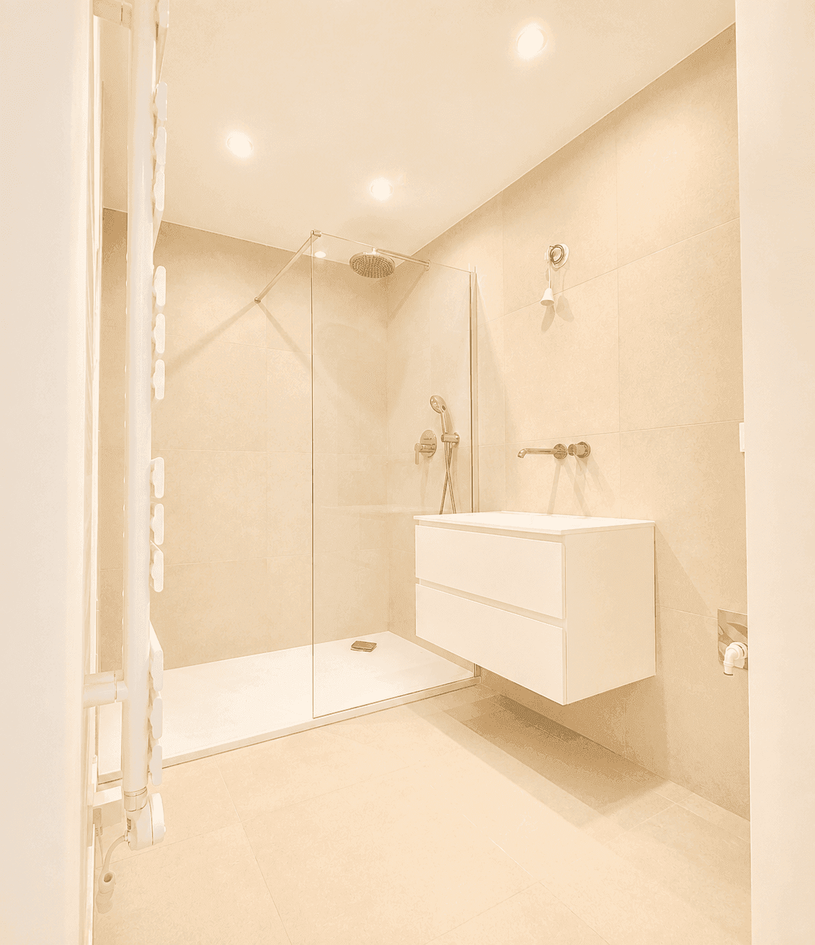 Modernes Badezimmer mit begehbarer Dusche, Wandwaschbecken und beheiztem Handtuchhalter.