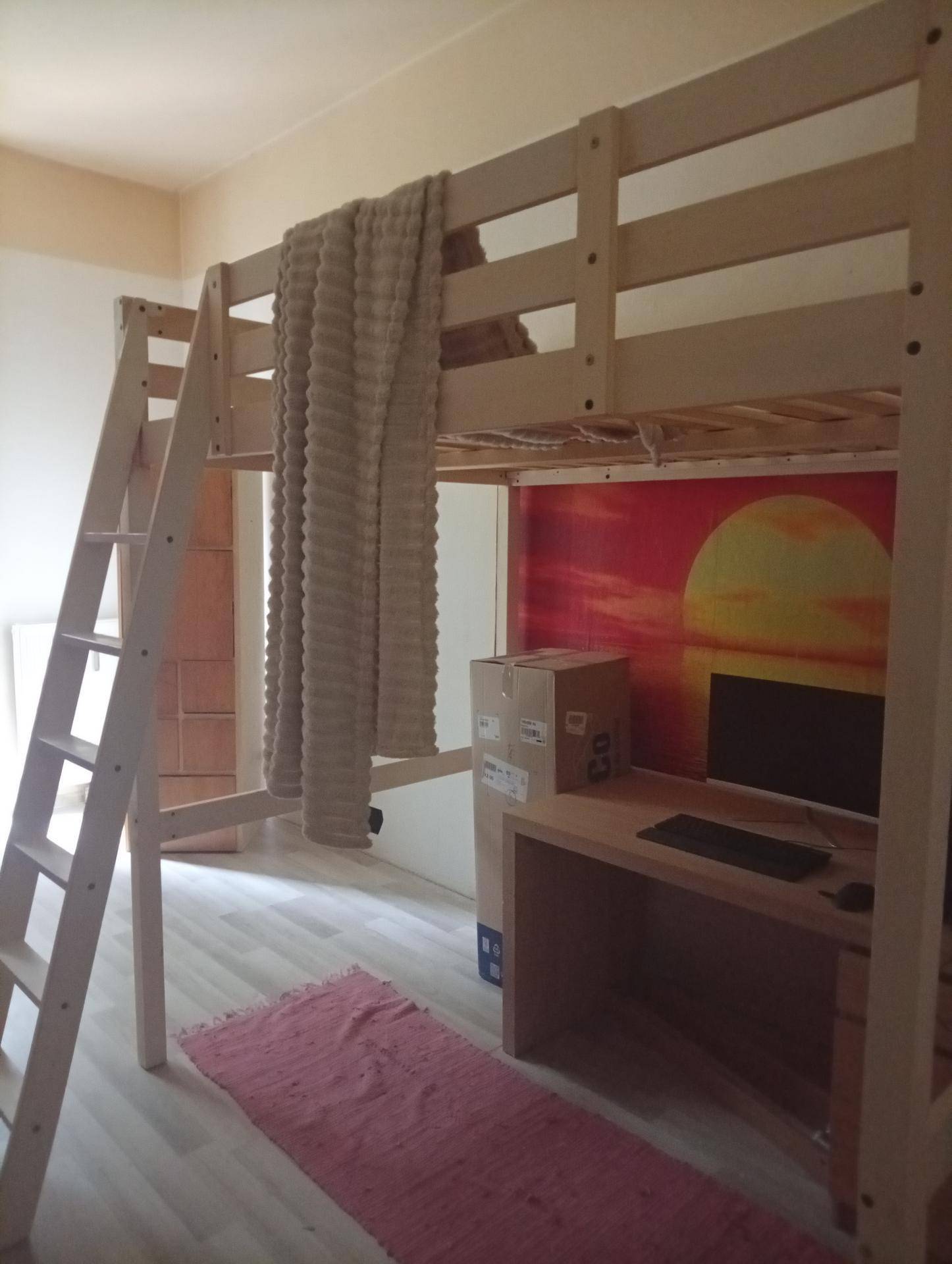 Helles Schlafzimmer mit Hochbett, integriertem Schreibtisch und einer farbenfrohen Wandgestaltung.