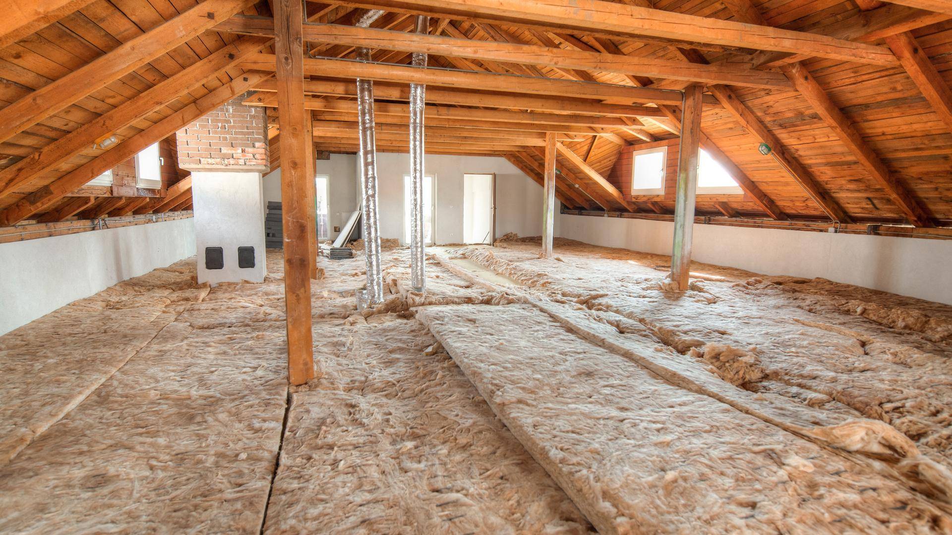 Großer Dachboden mit sichtbaren Holzbalken und viel Potenzial für einen individuellen Ausbau.