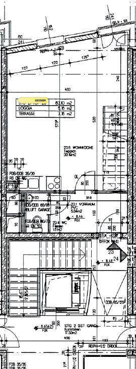 Grundriss des Erdgeschosses mit Küche, Treppe, Loggia und Terrasse.