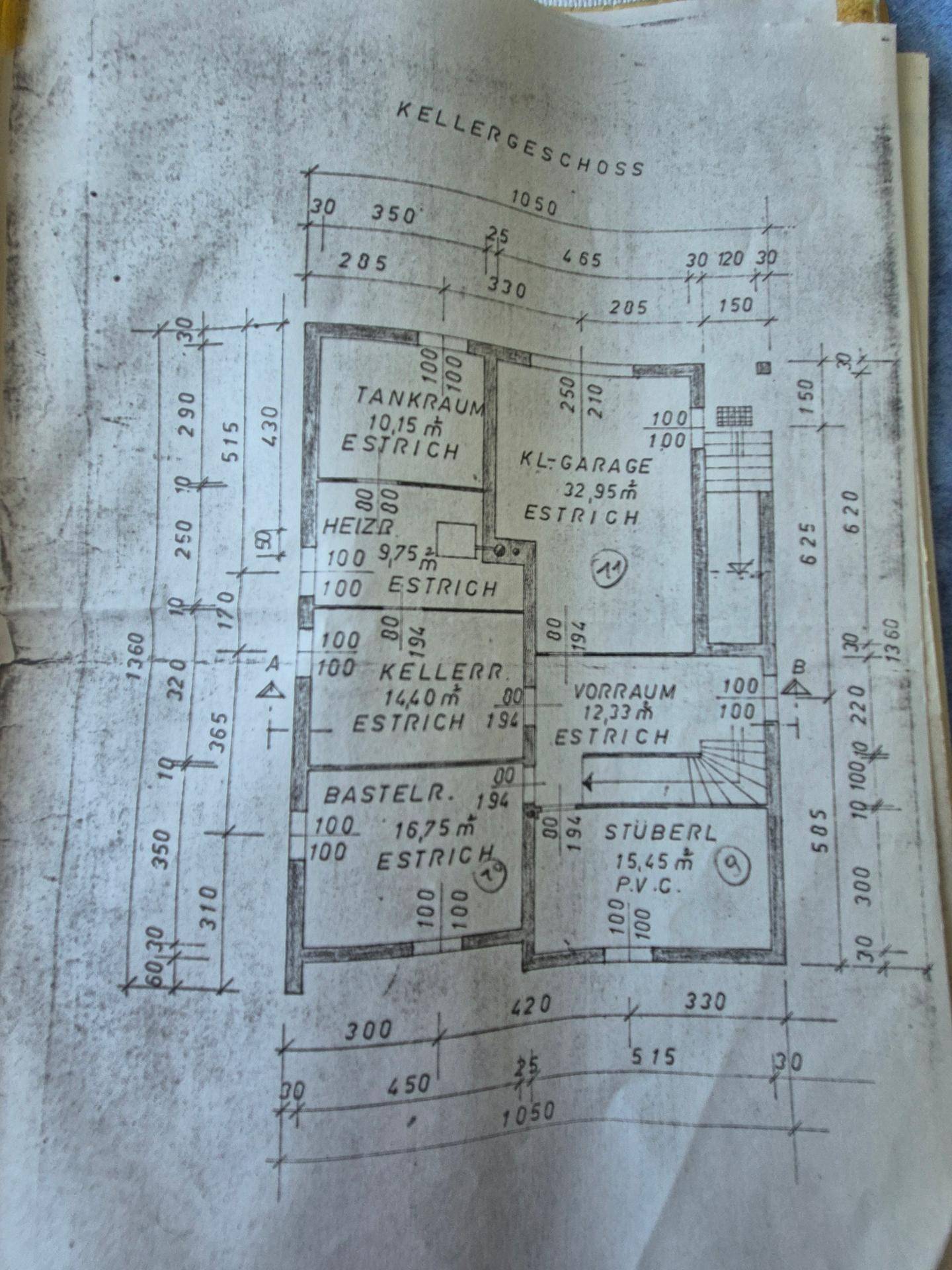Grundriss des Kellergeschosses mit Tankraum, Heizraum, Kellerräumen und Garage.