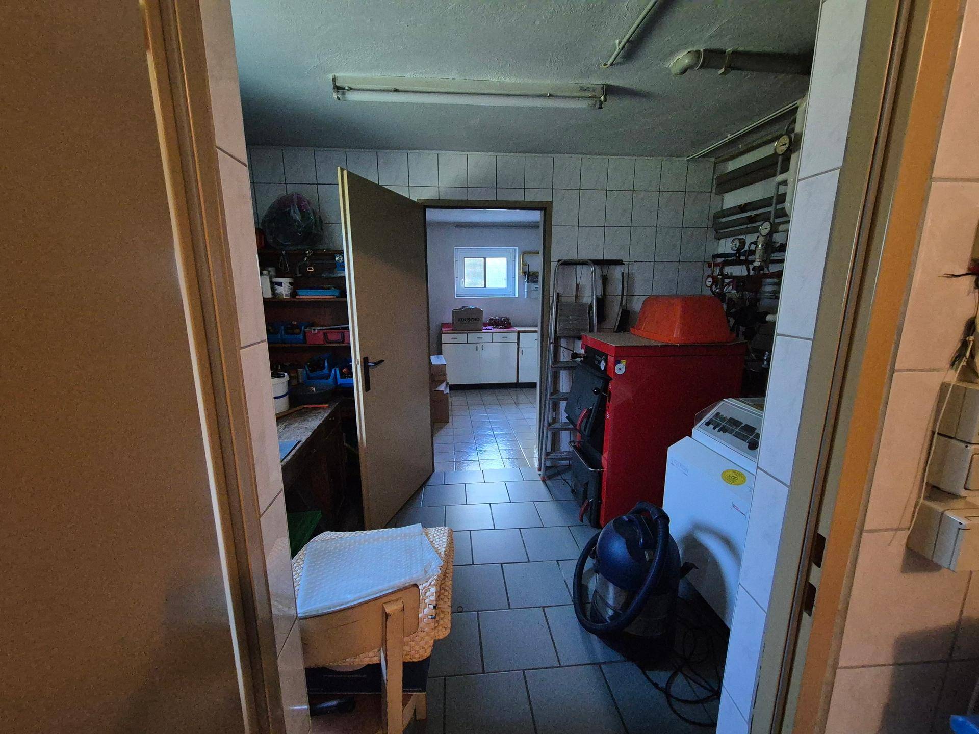 Heizraum im Untergeschoss mit Heizkessel und weiteren technischen Installationen.