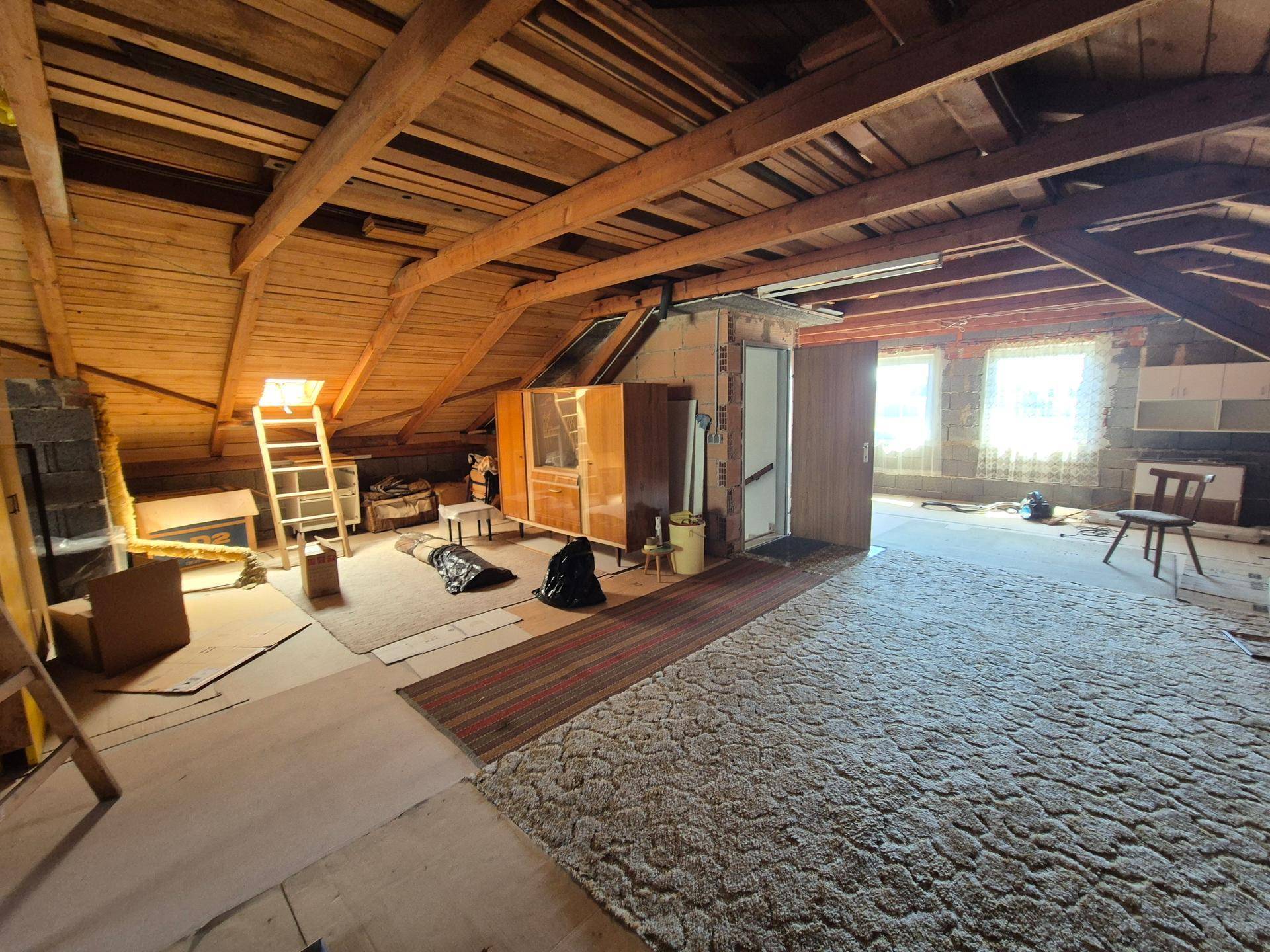 Geräumiger Dachboden mit freiliegenden Holzbalken und viel Potenzial für einen individuellen Ausbau.