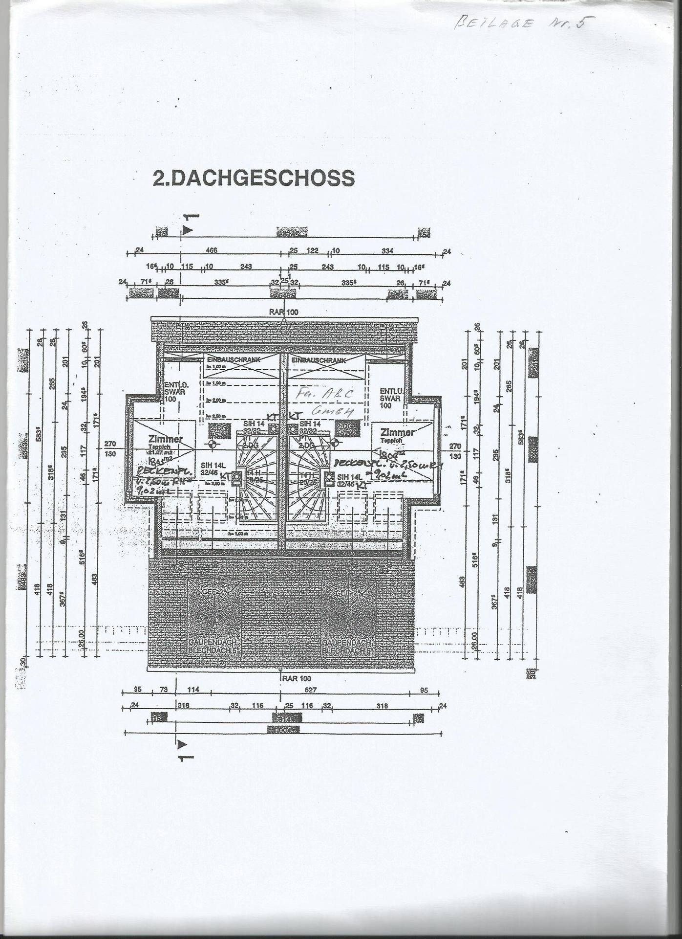 Grundriss des 2. Dachgeschosses mit Zimmern und Dachschrägen.