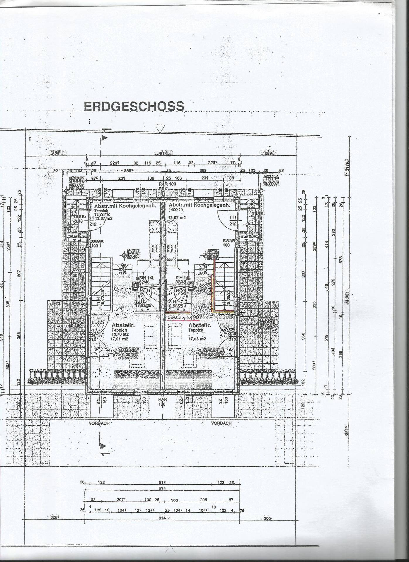 Grundriss des Erdgeschosses mit Wohnbereichen, Küche und Treppen.
