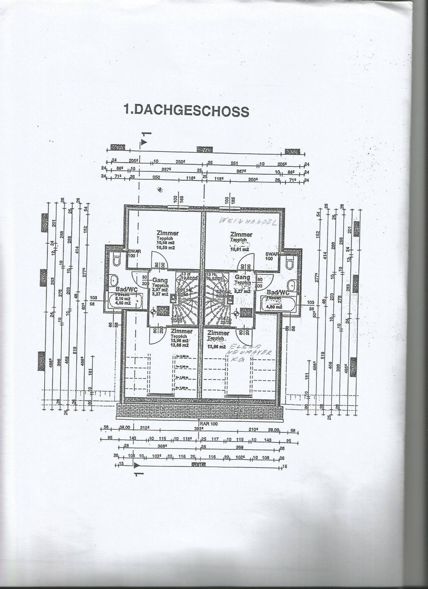 Grundriss des 1. Dachgeschosses mit Zimmern, Bad und Treppenaufgang.