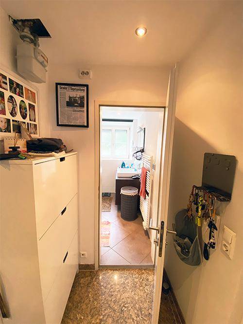Eingangsbereich mit Schuhschrank und Blick in das Badezimmer.