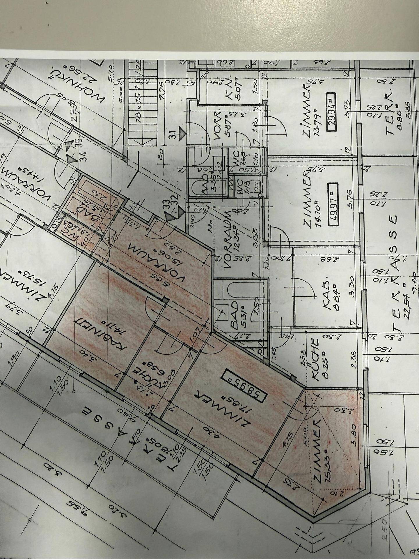 Detaillierter Grundriss einer Wohnung mit mehreren Zimmern und einer Terrasse, die die Raumaufteilung zeigt.