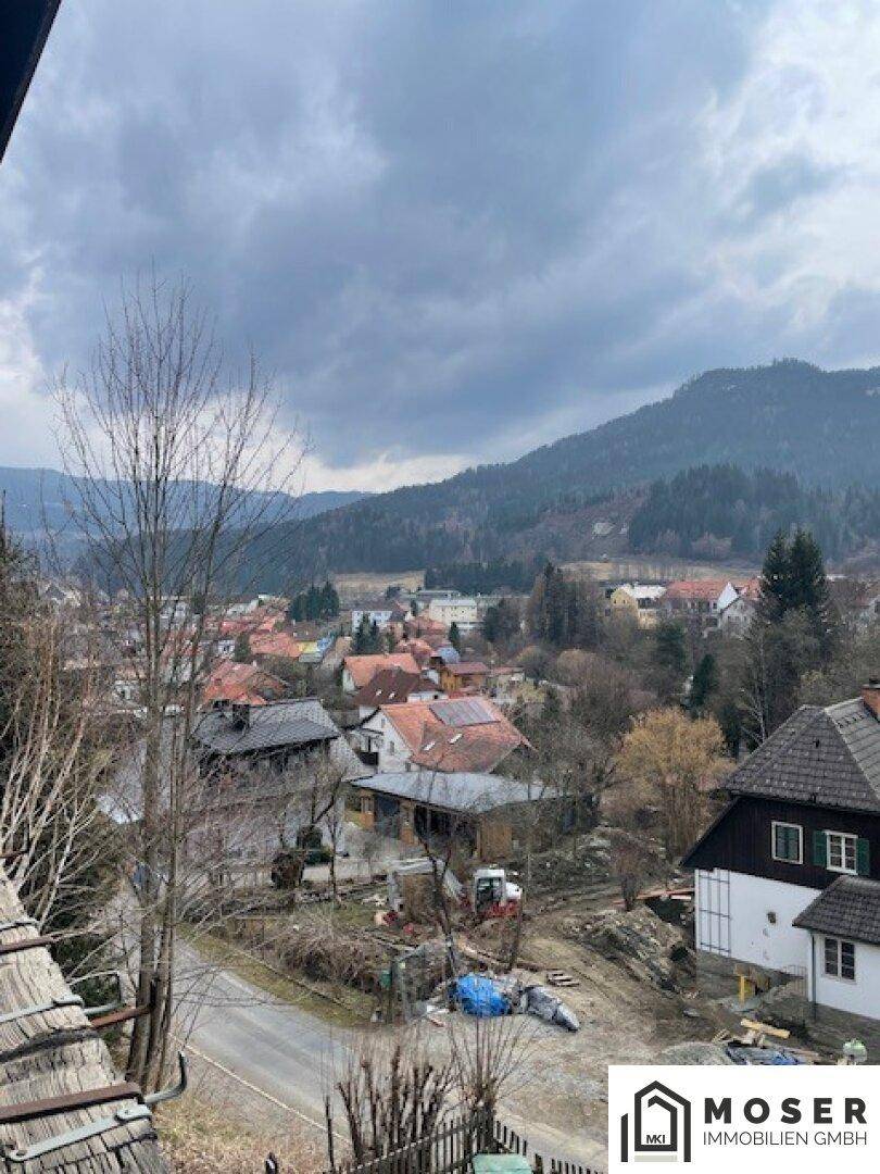 Weitläufiger Blick über die ländliche Umgebung mit Häusern und Bergen.