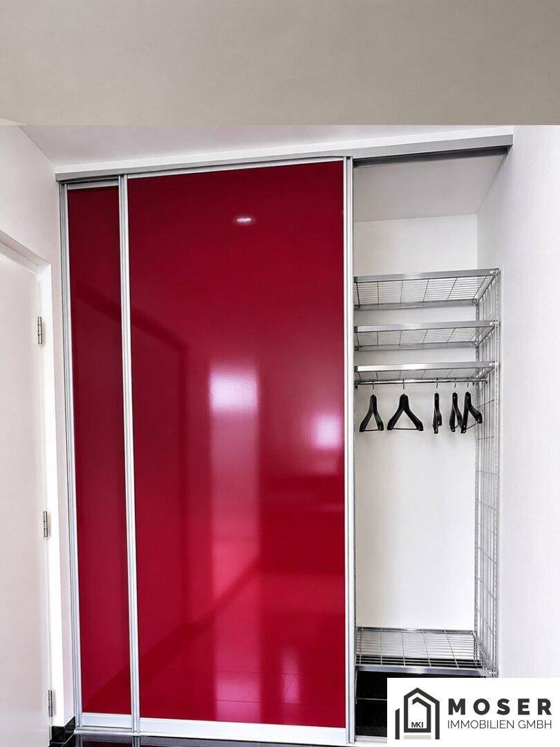Moderner Einbauschrank mit roten Hochglanztüren und praktischen Regalsystemen.
