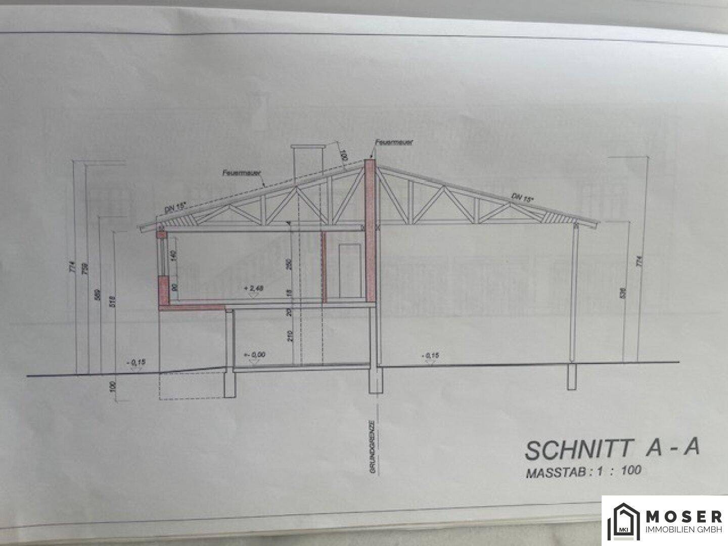 Architektonischer Schnitt des Gebäudes mit sichtbarer Dachkonstruktion und tragenden Wänden.