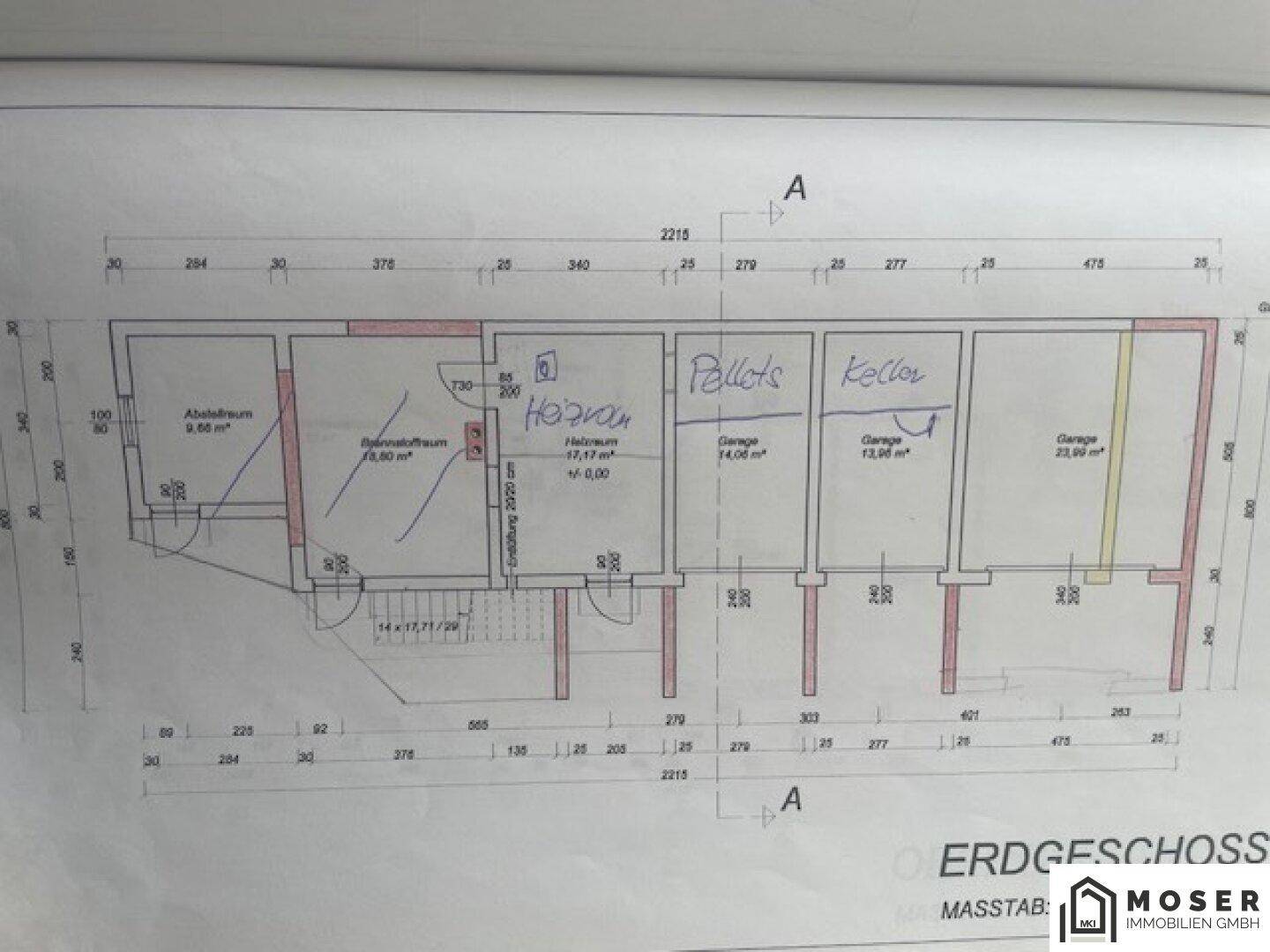 Grundriss des Erdgeschosses mit Abstellraum, Heizraum und mehreren Garagenbereichen.