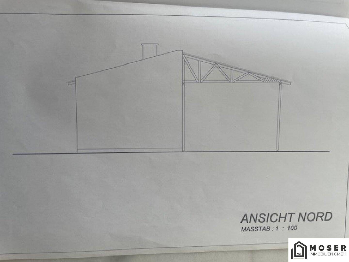 Nordansicht des Gebäudes mit einer schlichten Fassadengestaltung und Dachlinie.