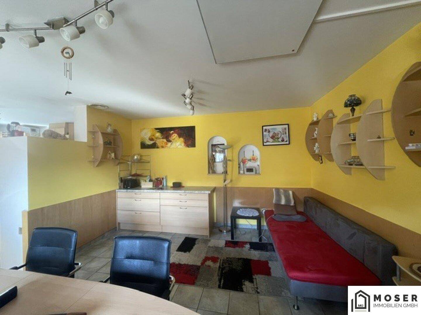 Heller Wohnbereich mit Sofa, gelben Wänden und dekorativen Elementen, ideal zum Entspannen.