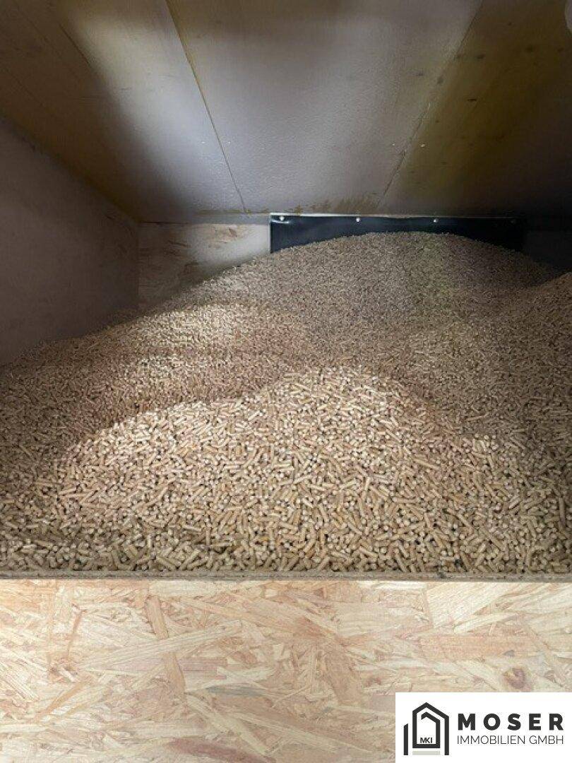 Großer Vorrat an Holzpellets in einem Lagerraum, bereit für die Heizungsanlage.