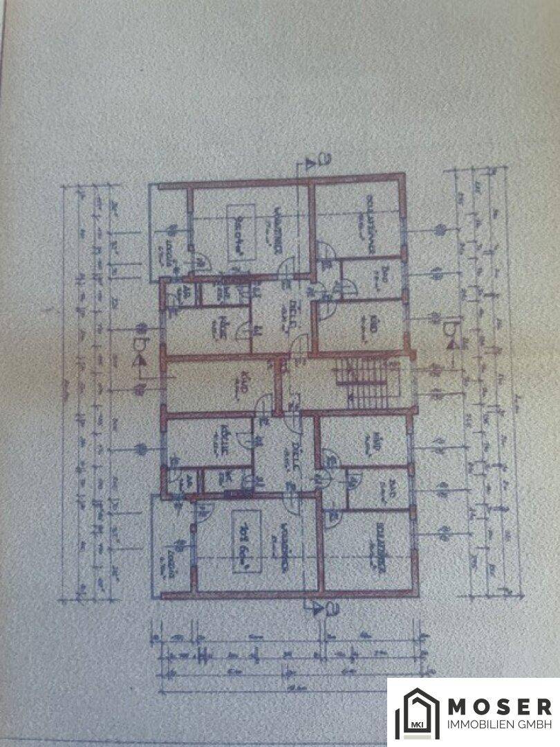 Grundrissplan einer Wohnung mit mehreren Räumen und Bemaßungen, zeigt die Raumaufteilung.