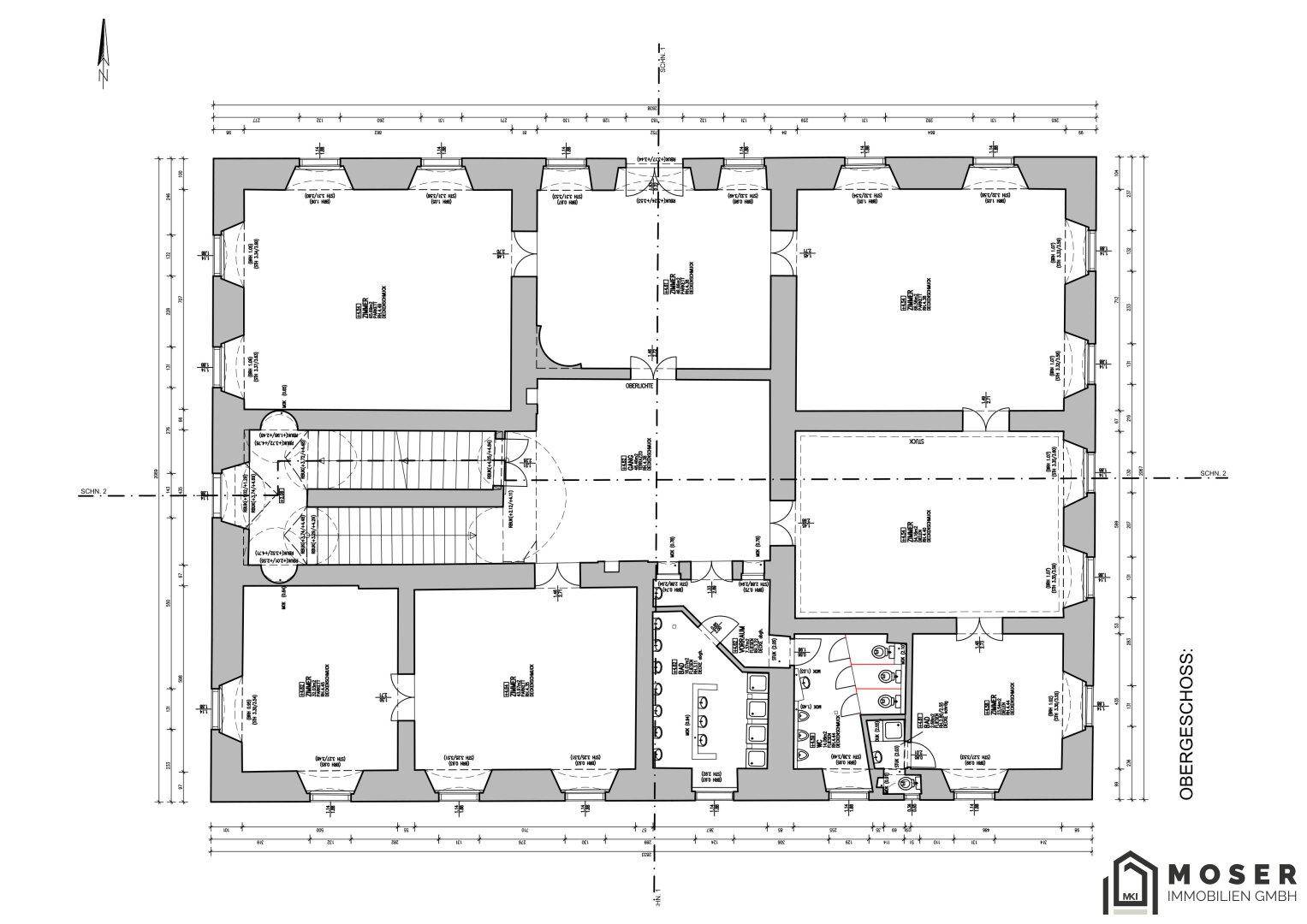 Grundriss des Obergeschosses mit mehreren Zimmern, Treppenhaus und Badezimmern.