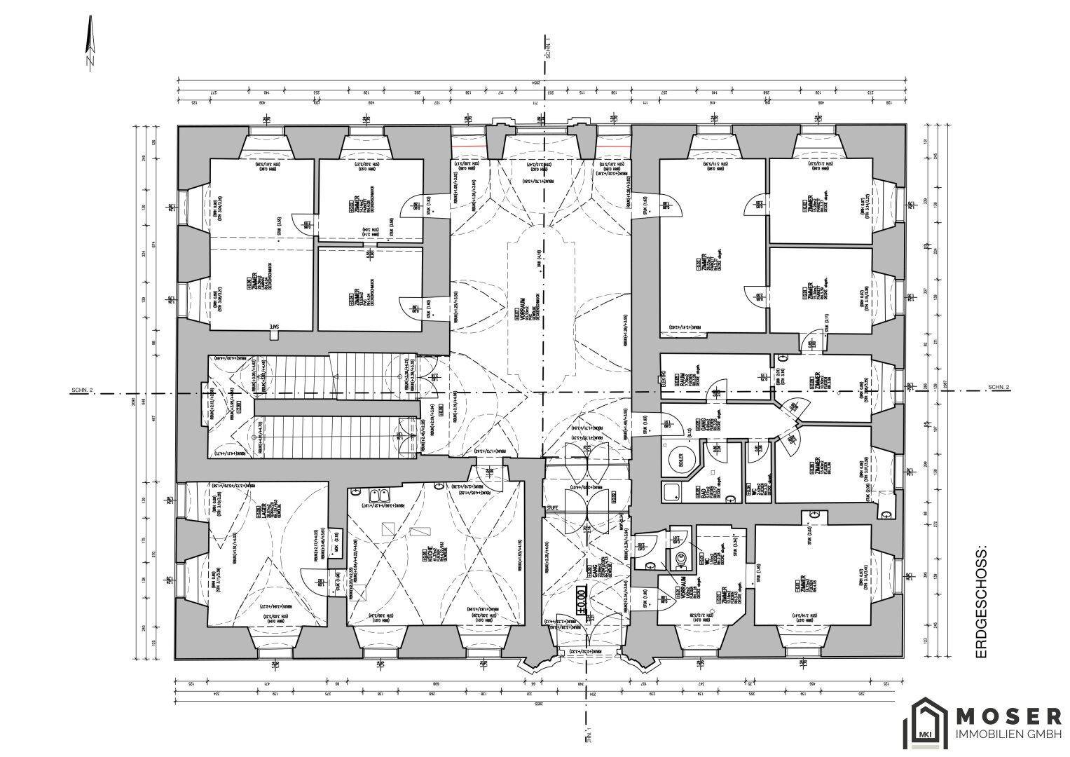 Grundriss des Erdgeschosses mit verschiedenen Räumen, Treppenhaus und Sanitärbereichen.