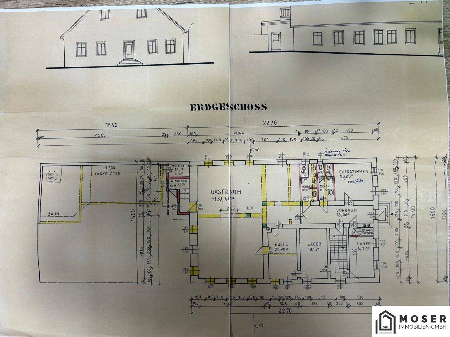Grundriss des Erdgeschosses mit Gastraum, Küche, Lager und Parkplätzen.