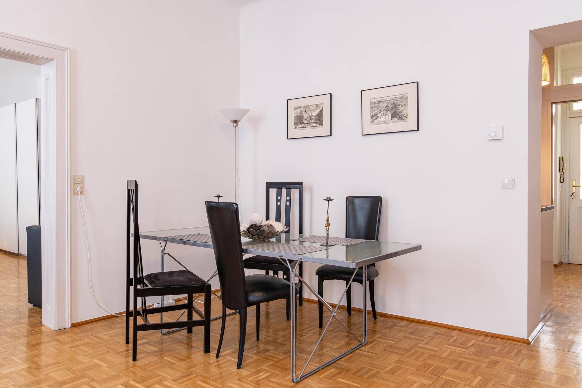 Esszimmer mit modernem Esstisch, Stühlen und Parkettboden, ideal für gemeinsame Mahlzeiten.