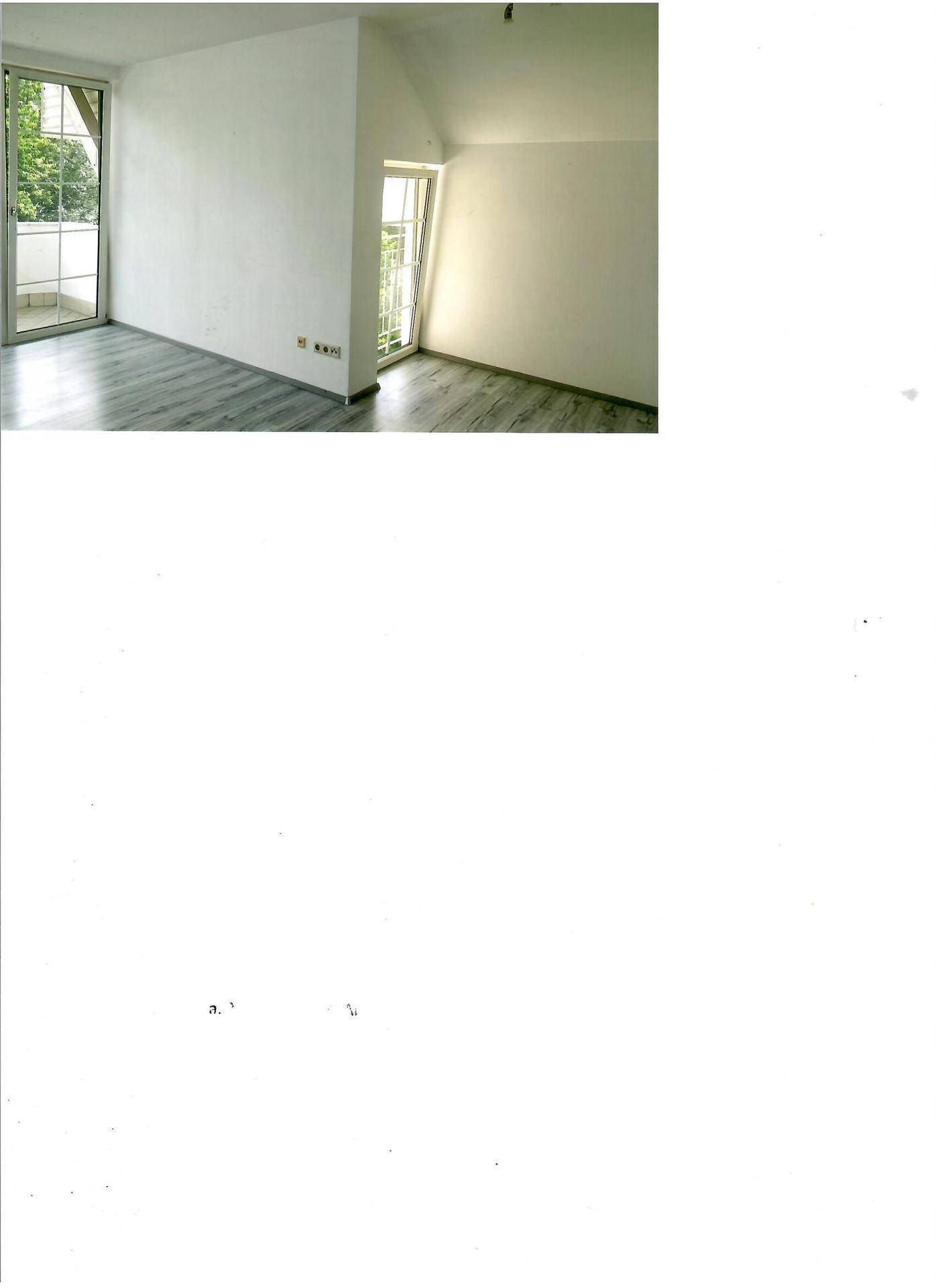 Helles Schlafzimmer mit Dachschräge, Laminatboden und Fenster mit Blick ins Grüne.
