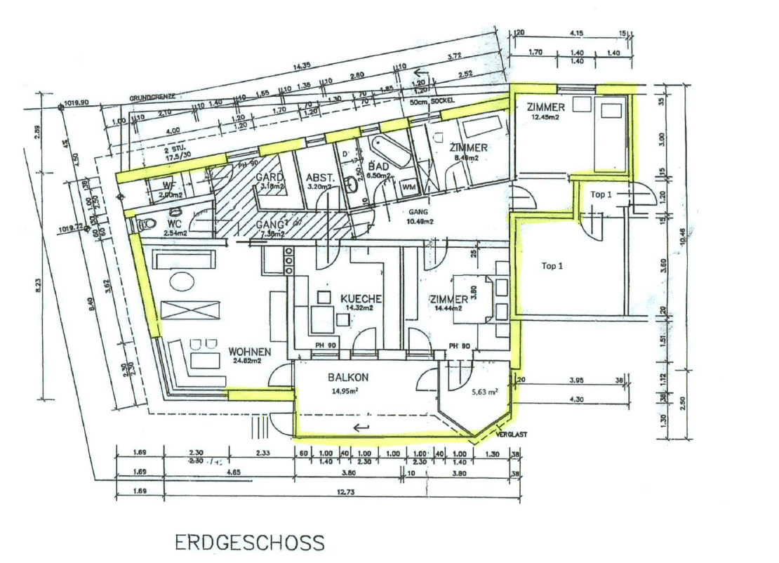 Grundriss des Erdgeschosses mit Wohnbereich, Küche und Balkon.
