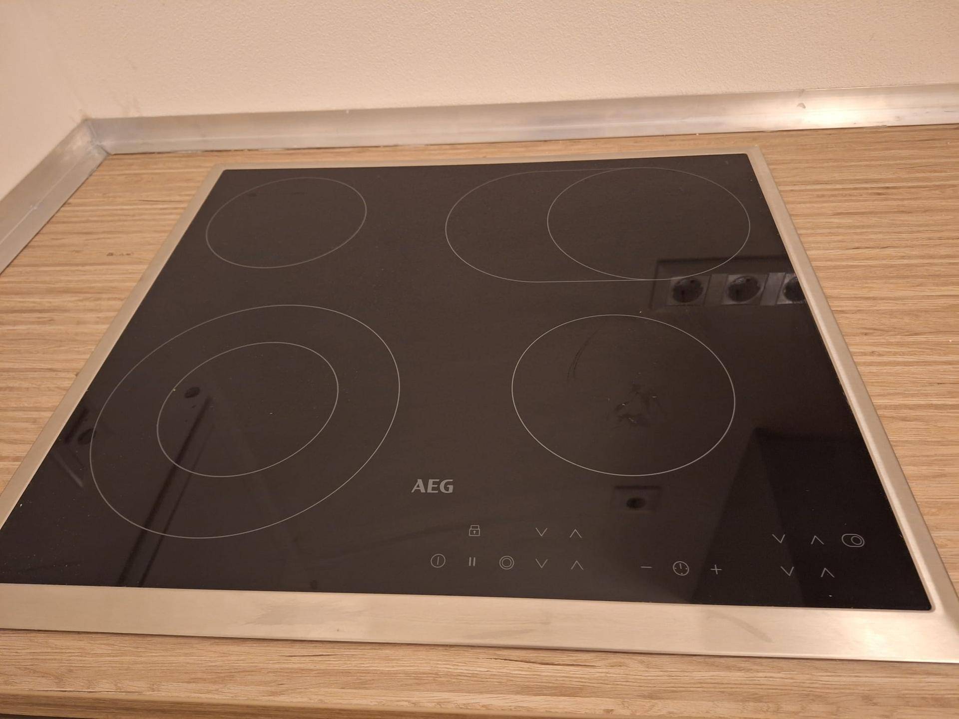 Modernes Induktionskochfeld von AEG in einer neuen Küche.