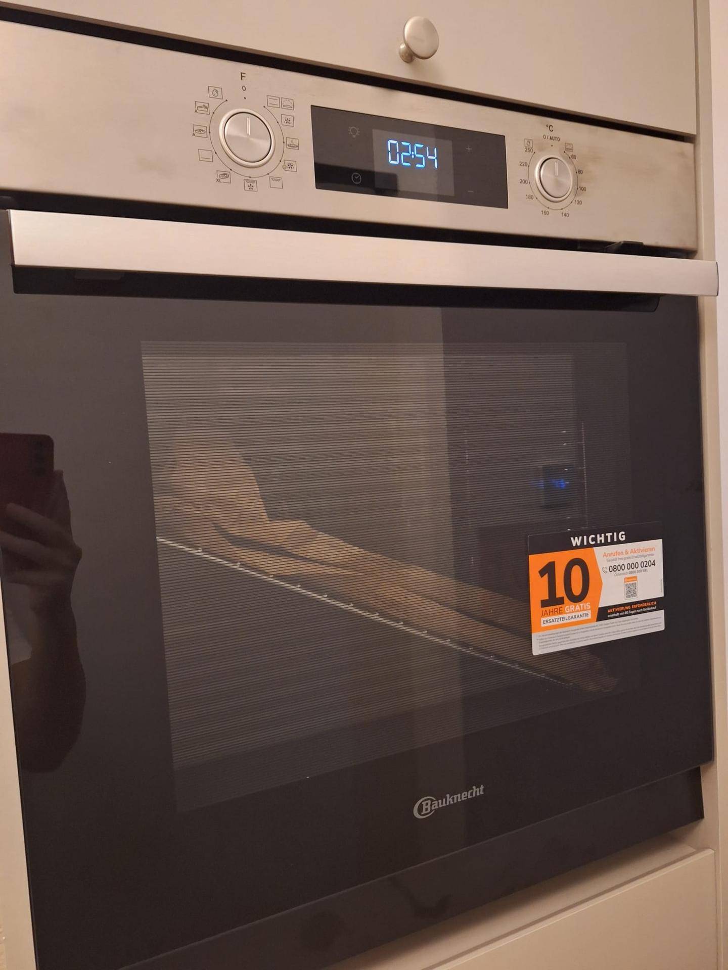 Neuer, unbenutzter Backofen von Bauknecht in einer modernen Küche.
