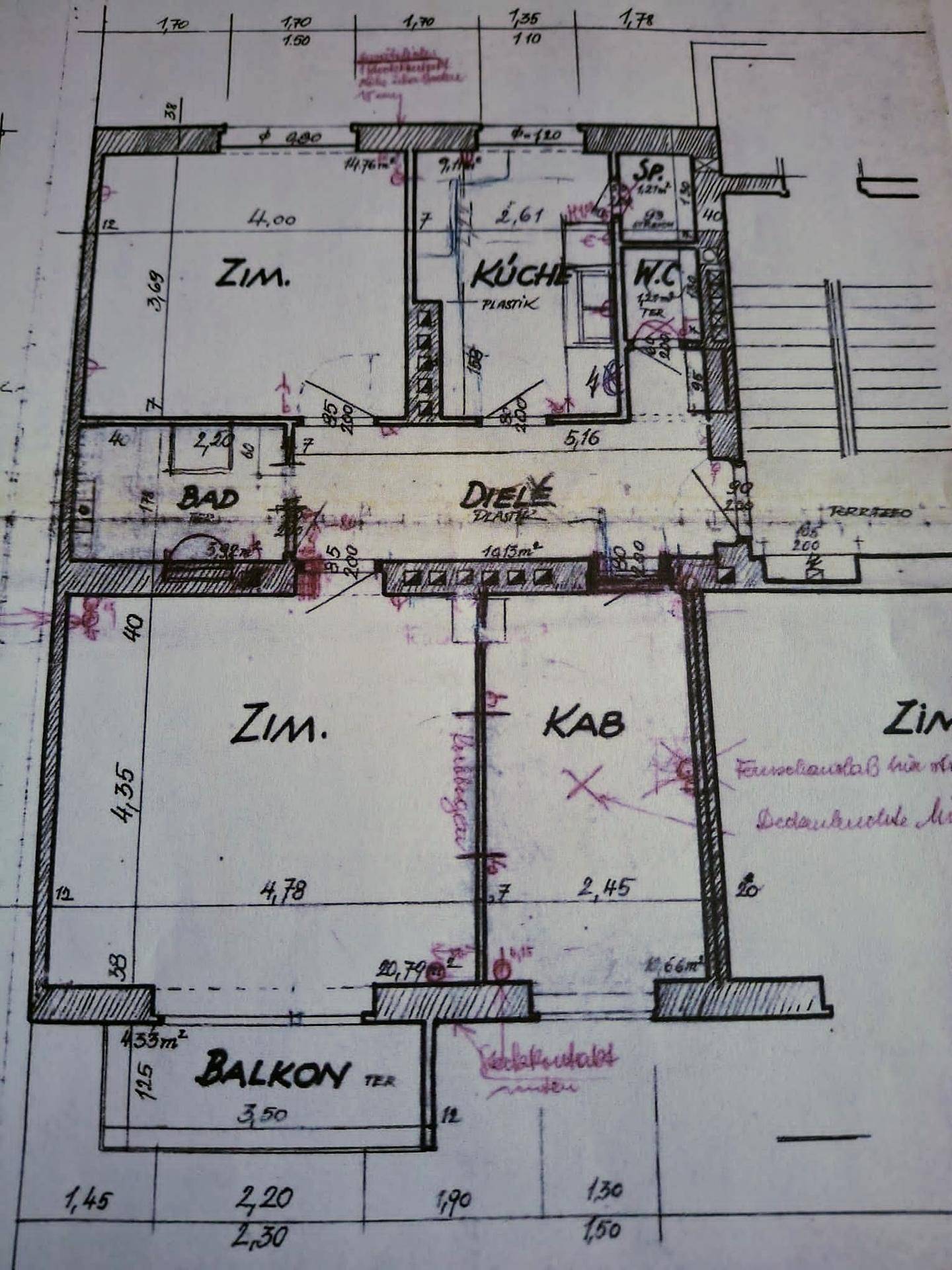 Handgezeichneter Grundriss der Wohnung mit Zimmern, Küche, Bad und Balkon.
